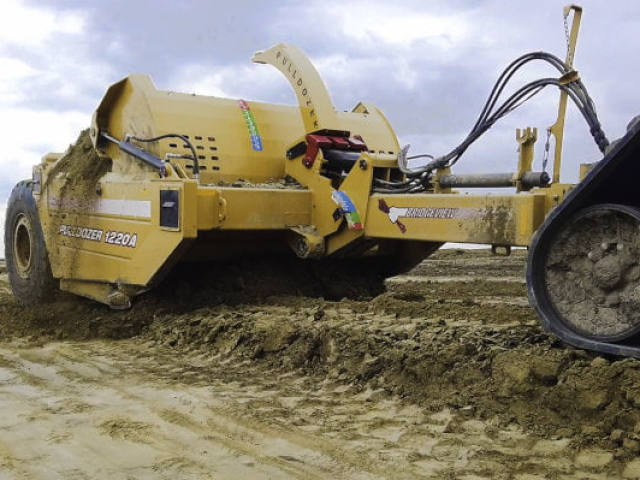 Bridgeview - Pulldozer 1220A Scraper loading