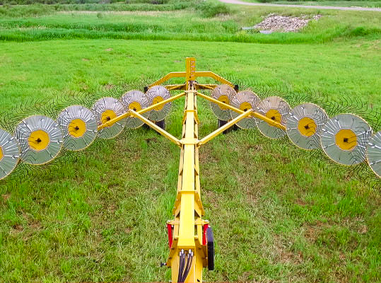 Front view of Bale King VR581
