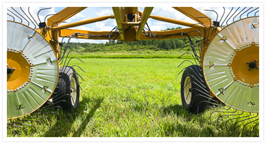 Hydraulic windrow width adjustment